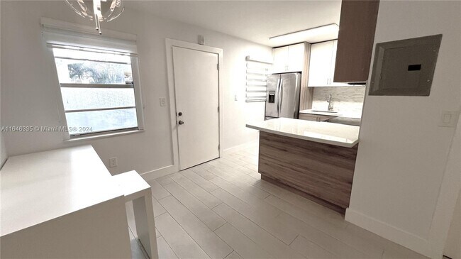Building Photo - 427 Santander Ave