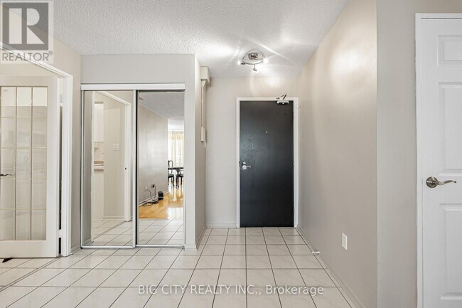 Photo du bâtiment - 2721 Victoria Park Ave