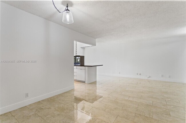 Foto del edificio - 17021 N Bay Rd