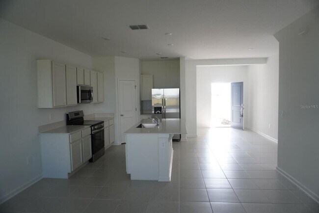 Building Photo - 2975 Maloof Dr