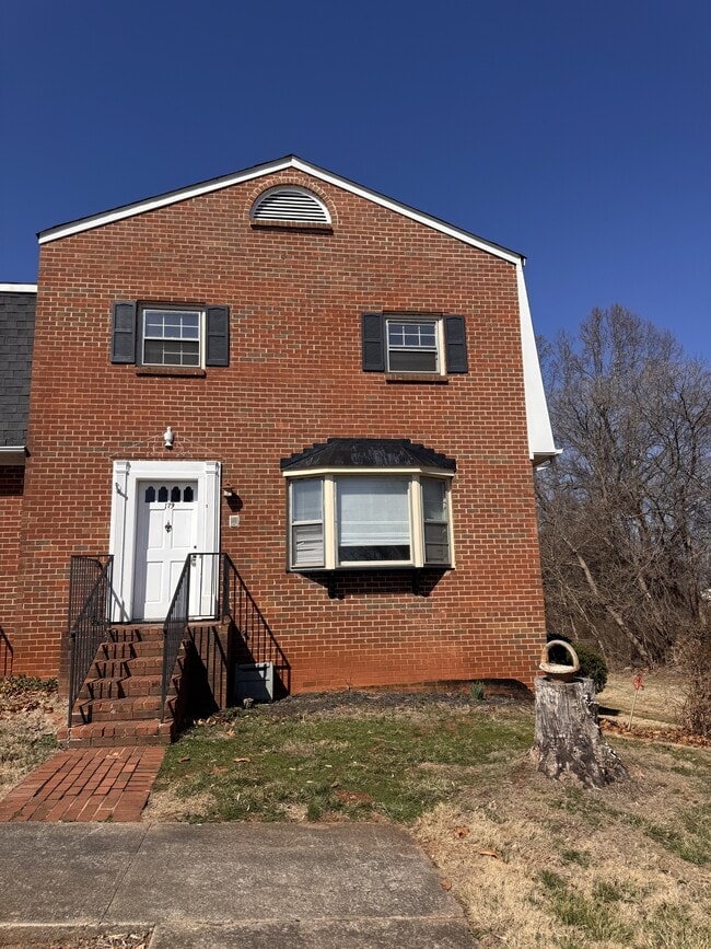 Building Photo - 179 Holmes Cir