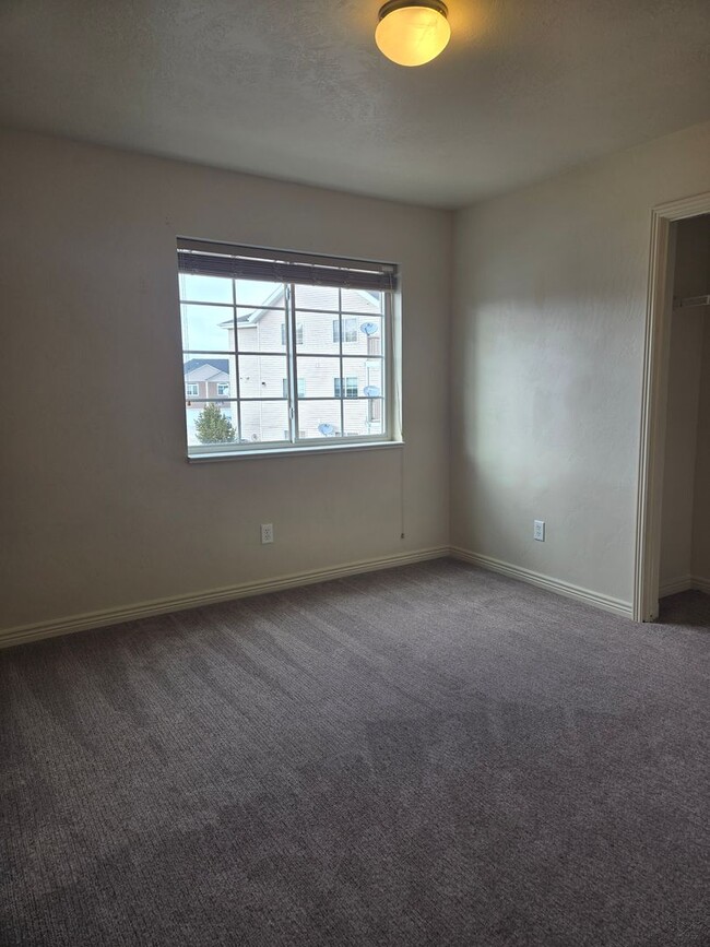 Building Photo - Pet Friendly 3 bedroom 2 Bath Condo