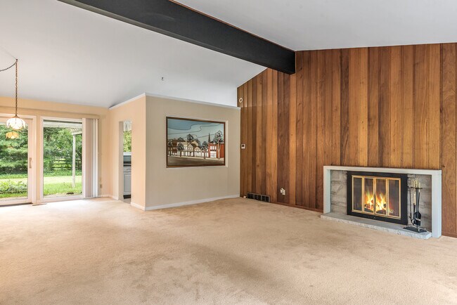 Living area - 112 Cranden Dr