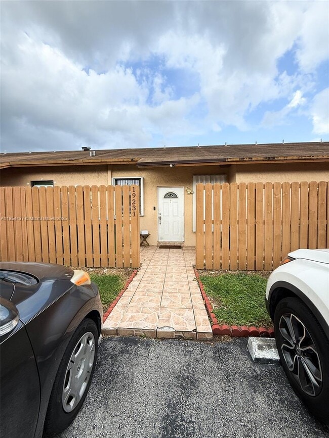 Foto del edificio - 19231 NW 67th Pl