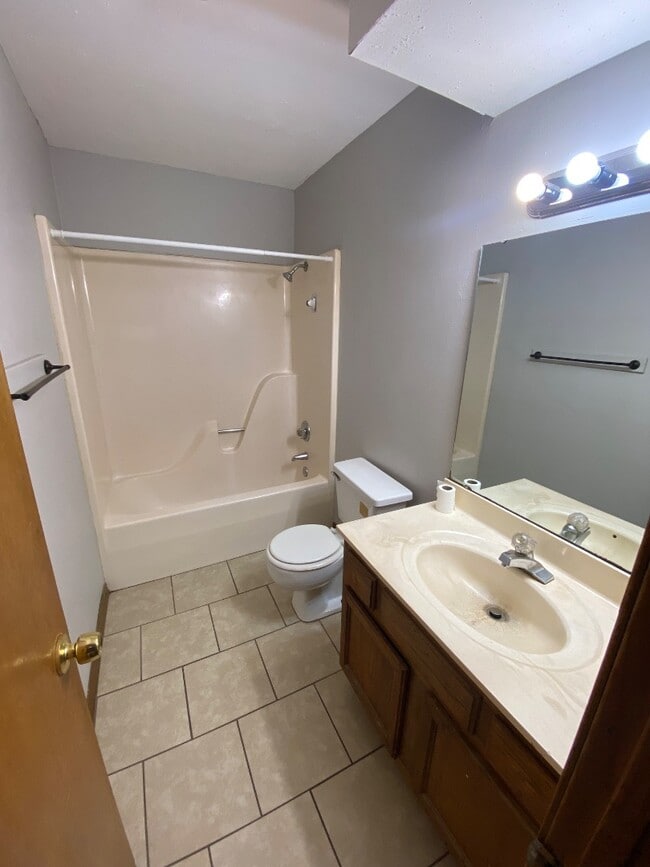 Building Photo - 1225 Woodside Dr