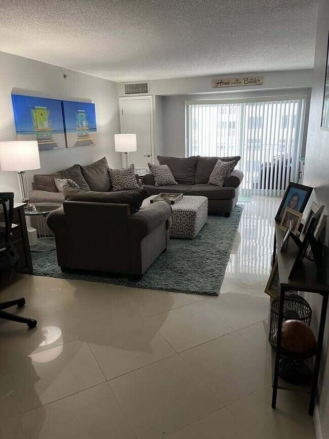 Foto del edificio - 3215 S Ocean Blvd