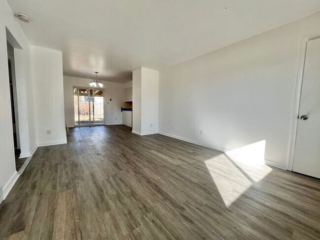 Foto del edificio - Newly Renovated 2 Bed 1 Bath Duplex in Nor...