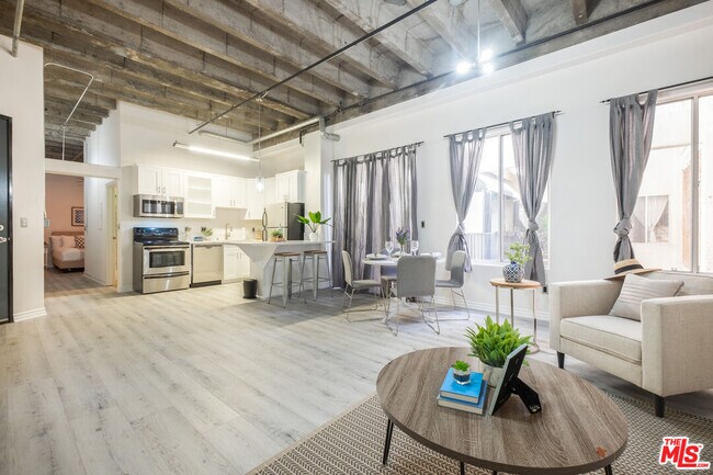 Foto del edificio - 312 W 5th St