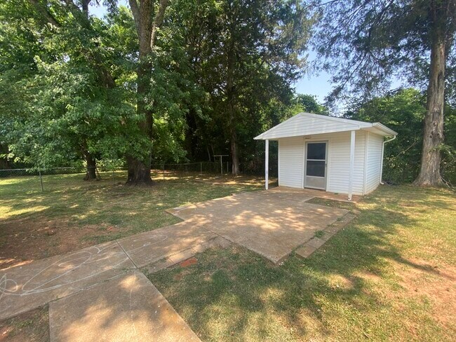 Building Photo - Charming Bungalow!