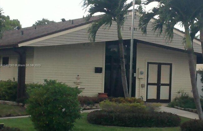 Foto del edificio - 3530 Pine Tree Ct
