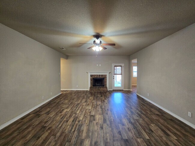 Foto del edificio - NEW IN MANAGEMENT - AVAILABLE NOW!