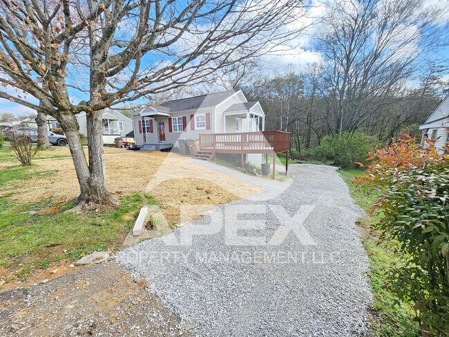 Building Photo - Renovated - Craftsman Style 2 Bd 1- Ba Single Family Home with garage in South Knox!
