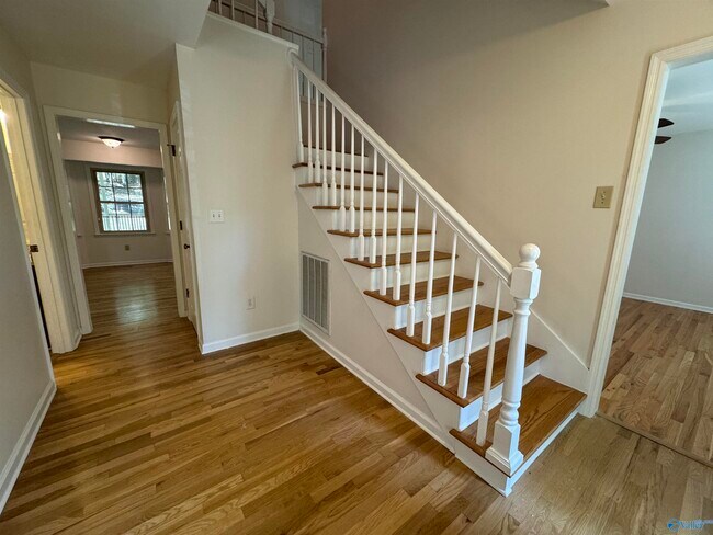 Foto del edificio - 295 Becky Dr