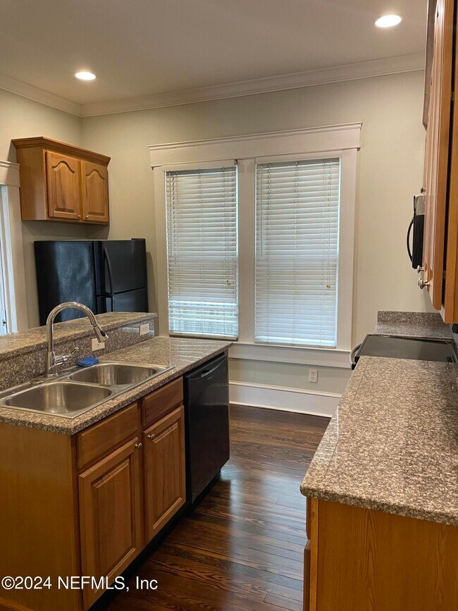 Foto del edificio - 430 E 7th St