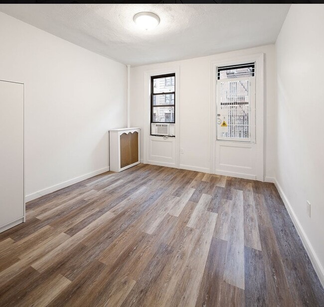 Building Photo - 715 W 180th St