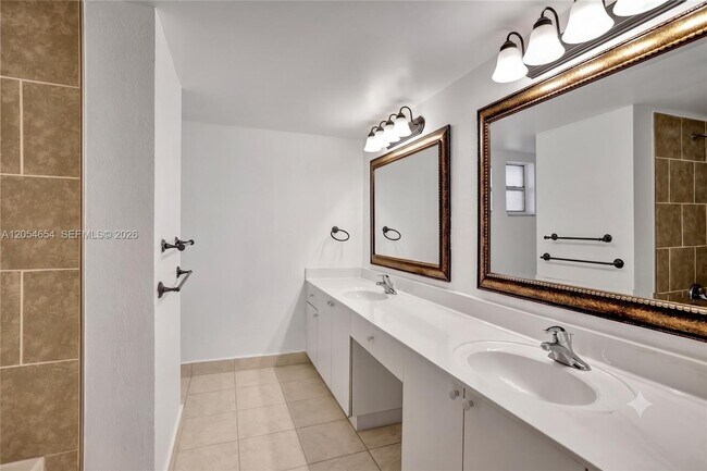 Foto del edificio - 4205 N University Dr
