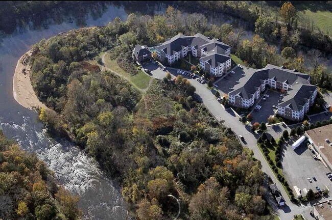 Foto del edificio - 300 Riverbend Dr
