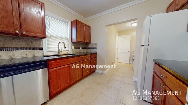 Building Photo - 142 N Merrimac St - Fantastic Pontiac 2Bed...