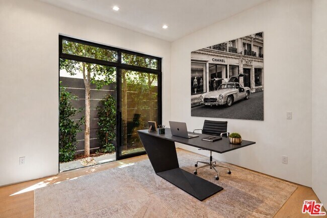 Building Photo - 1130 N Poinsettia Pl