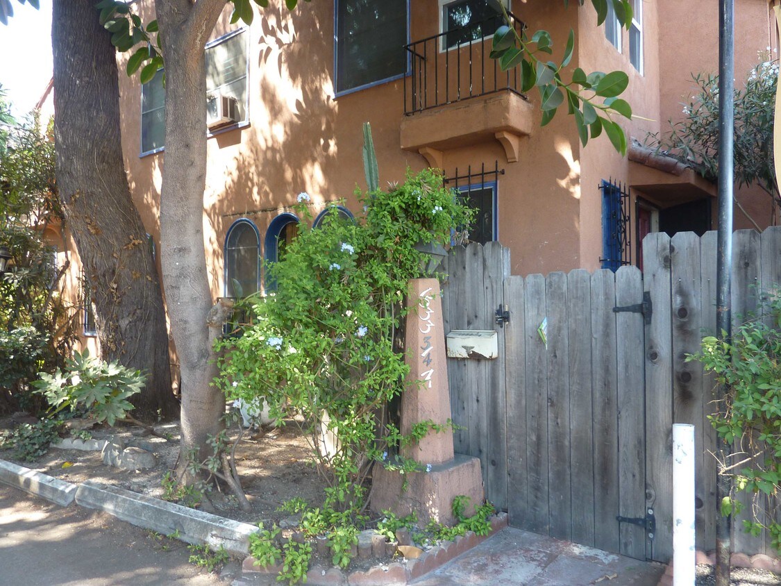Primary Photo - 1531 1/4 N Bronson Ave