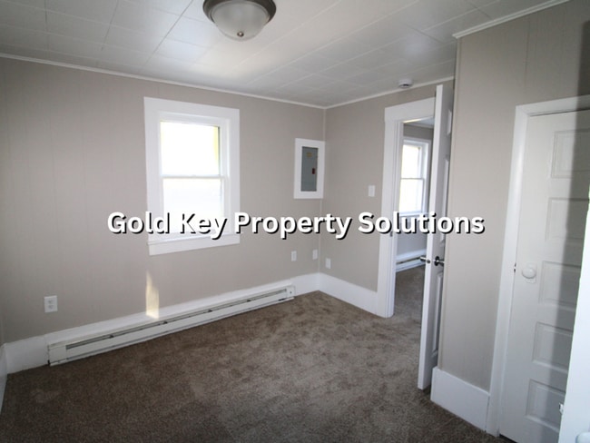 Building Photo - 919 E 6th St