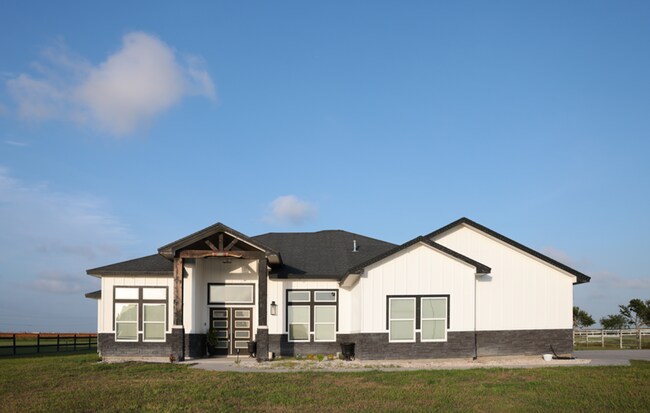 Foto del edificio - Experience Country Living: A Modern 4-Bedr...