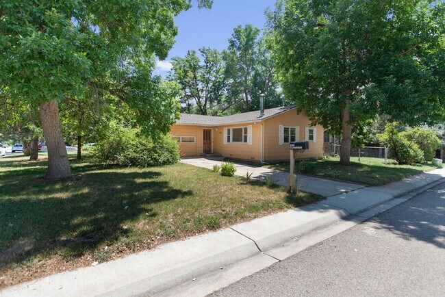 Building Photo - Charming 3 bedroom/2 bathroom Single Famil...