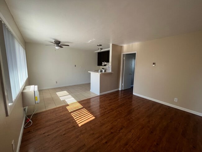Foto del edificio - 24370 Newhall Ave