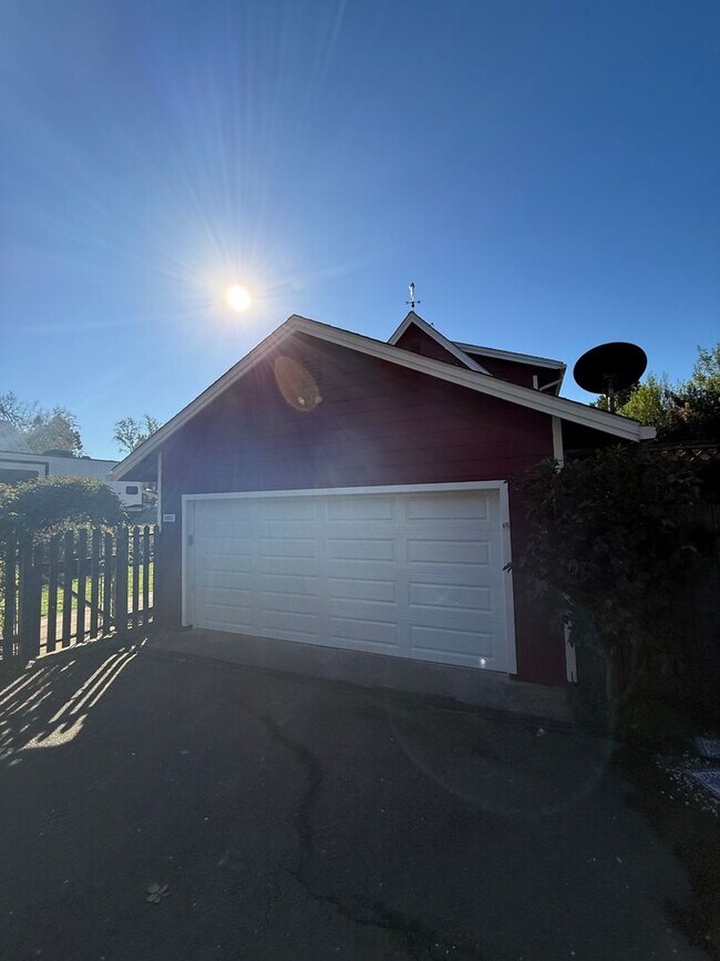 Foto del edificio - Experience the perfect blend of comfort, style, and country in this rare West County find!