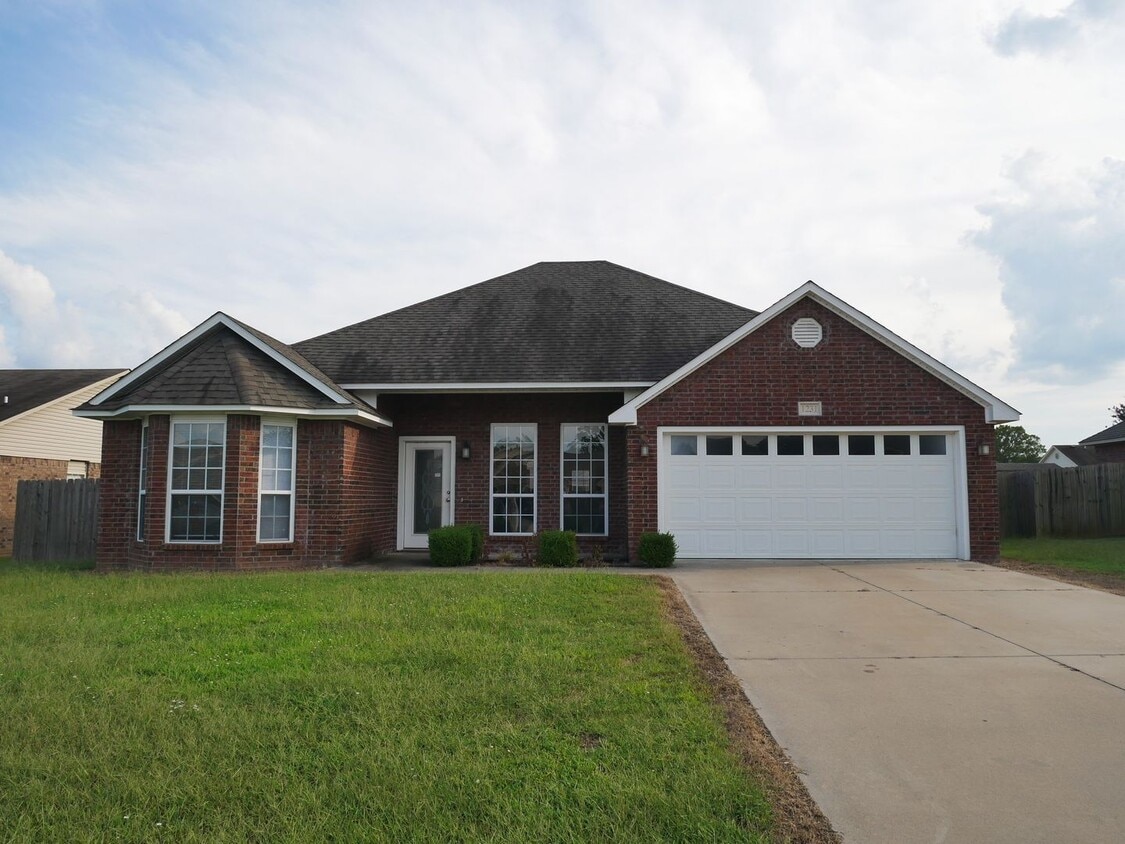 Primary Photo - Spacious Delight: 4 Bed, 2 Bath House for ...