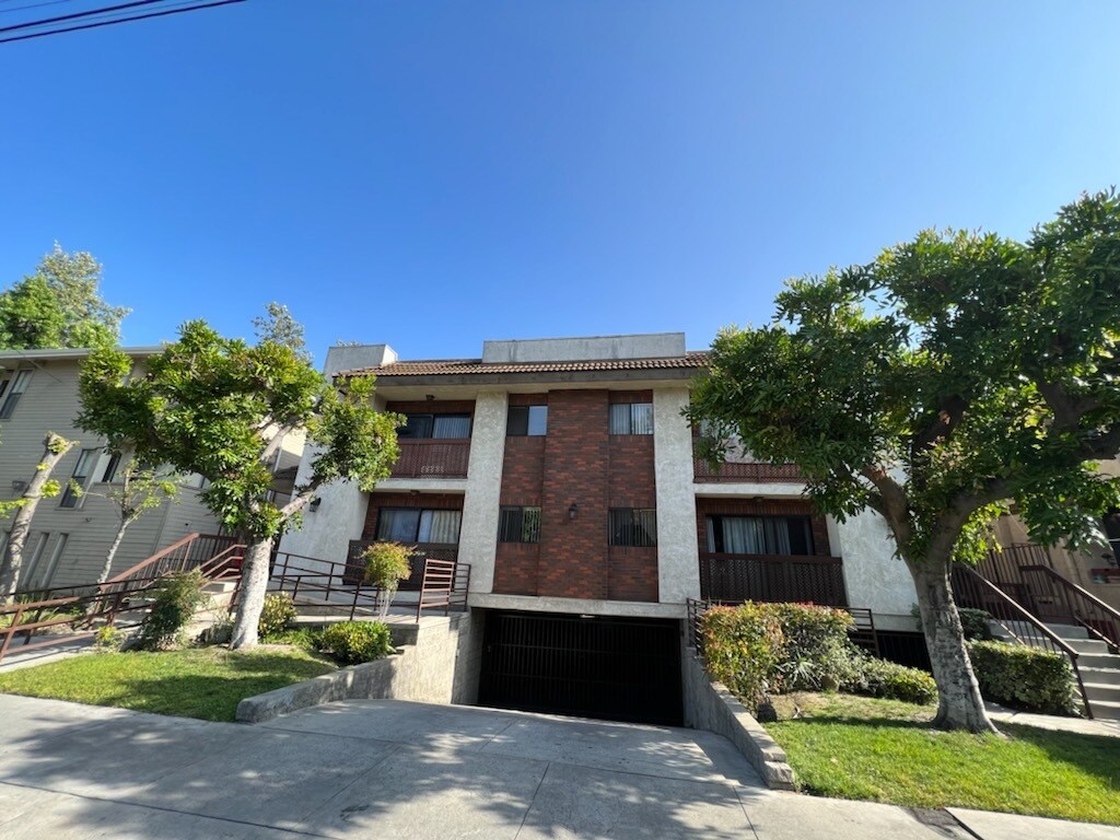 Primary Photo - 704 E Maple St