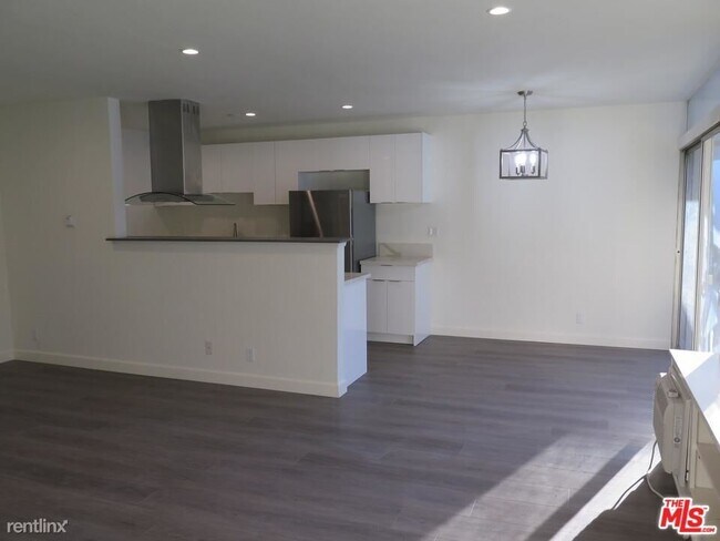 Building Photo - 1253 N Hayworth Ave