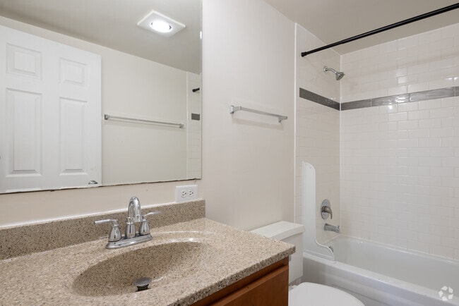 2 habitaciones, 1 baño, 950 pies cuadrados, baño principal - Woodview Apartments