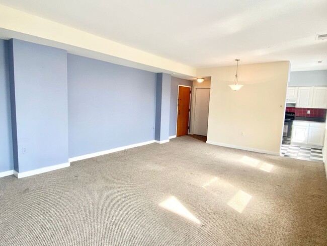 Building Photo - City Living!  Very Spacious 1 Bed 1 Bath W...