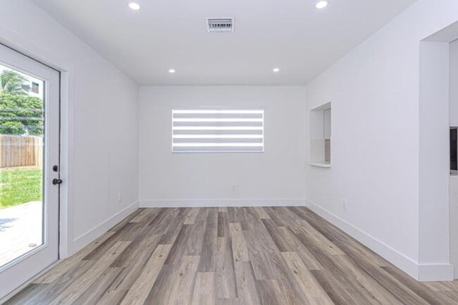 Building Photo - 1717 16th Ct N