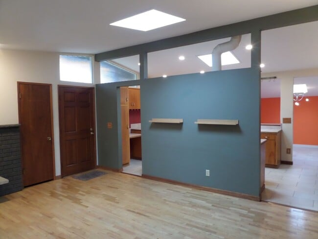 Building Photo - RARE FIND! Adorable 3-Bedroom Mid-Century ...