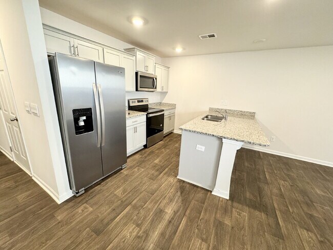 Foto del edificio - Charming 3-bedroom townhome ready to welcome a new family!