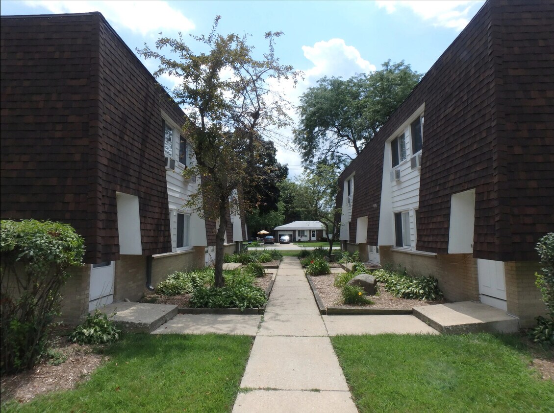 1694 Molitor Rd, Aurora, IL 60505 Townhouse for Rent in Aurora, IL