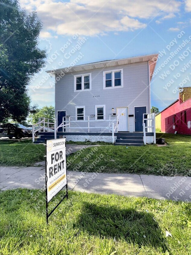 Primary Photo - 2438 E Washington St