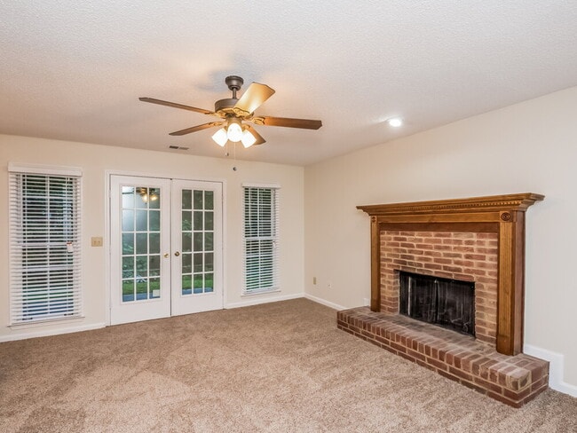 Foto del edificio - 5151 Brownwood Dr