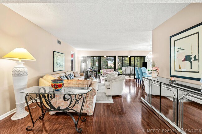Building Photo - 5687 Fairway Park Dr