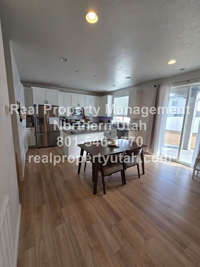 Building Photo - Stunning 4 Bedroom 2.5 Bath Home in Syracuse