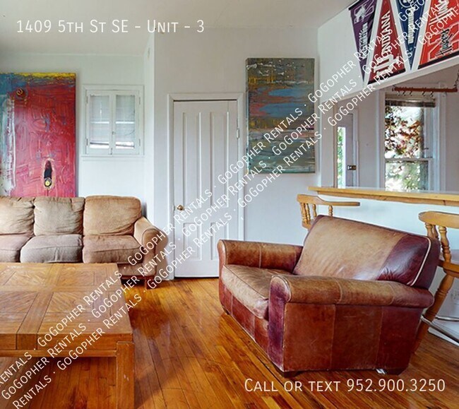 Building Photo - 3 Bedroom Dinkytown Apartment Available Now!