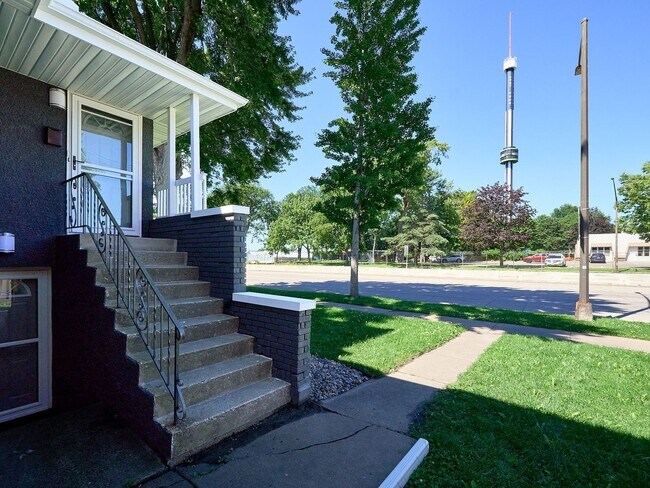 Building Photo - 2 Bedroom 1 bath Fully Furnished bottom un...