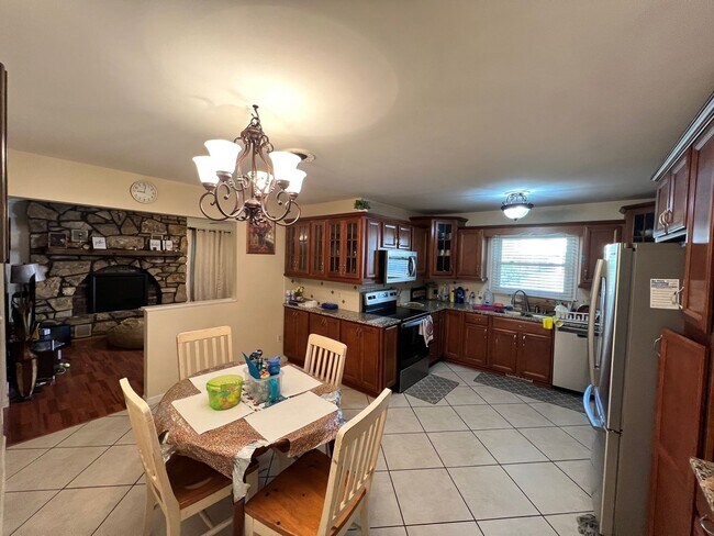 Foto del edificio - 3 bedroom with bonus rooms in basement