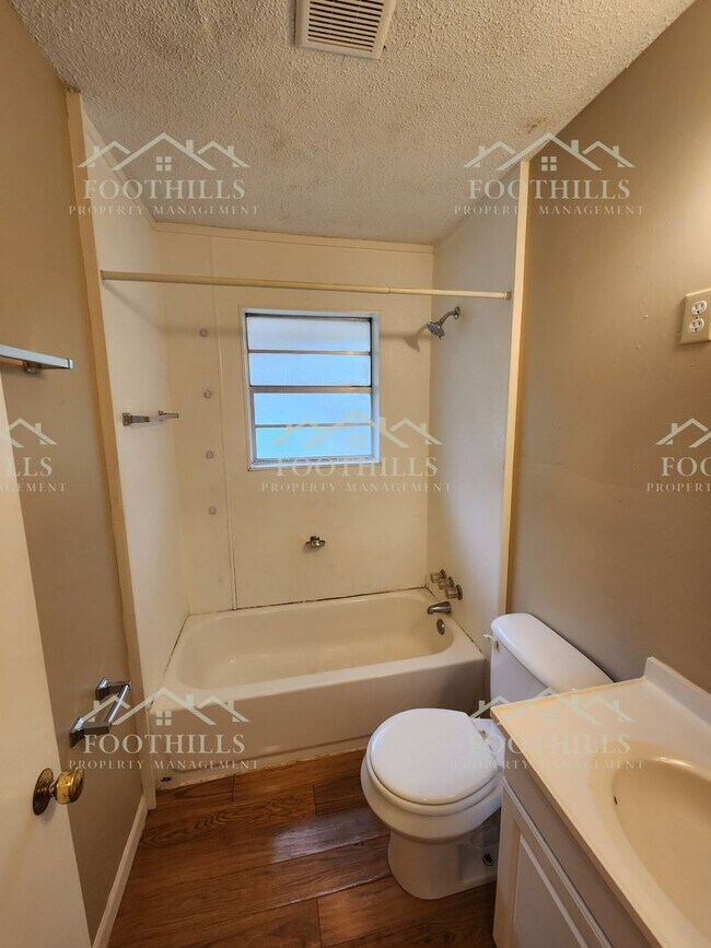Building Photo - Charming 2-Bed Duplex with Hardwood Floors...