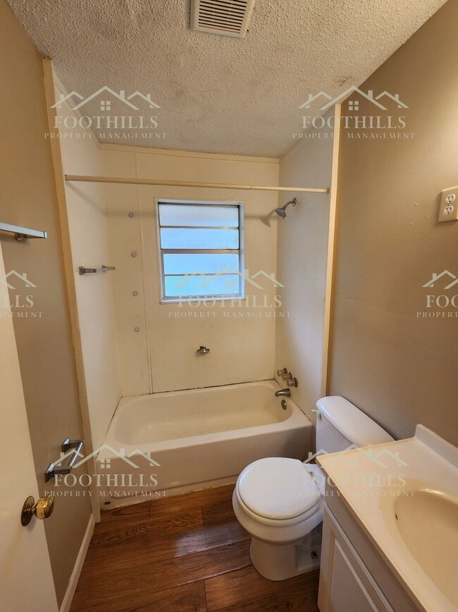 Foto del edificio - Charming 2-Bed Duplex with Hardwood Floors...