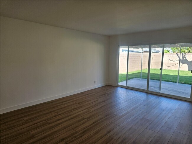 Foto del edificio - 10362 Longden St