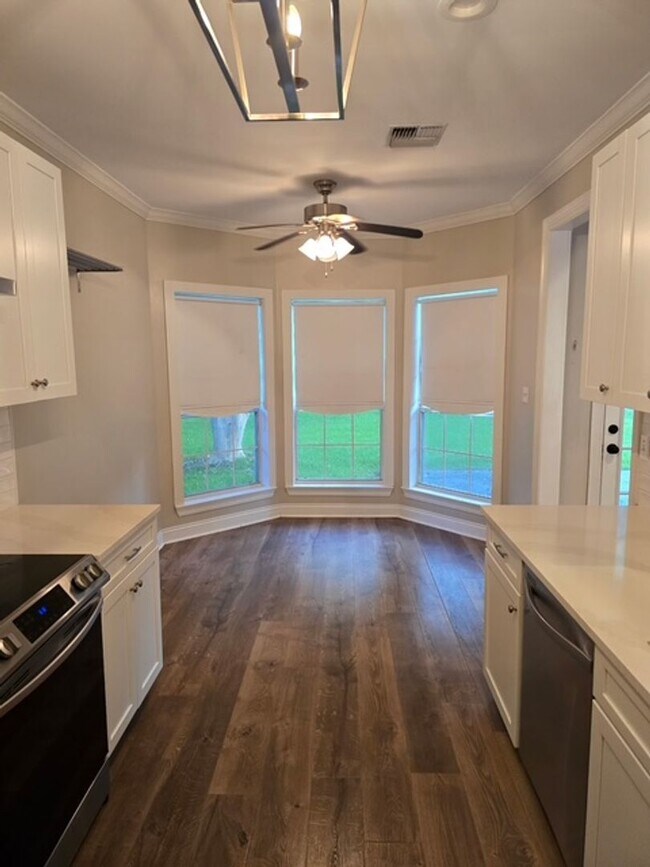 Foto del edificio - 3 bed 2 bath