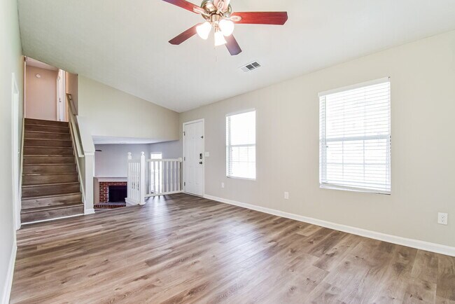 Foto del edificio - 6149 Raleigh Oaks Ct
